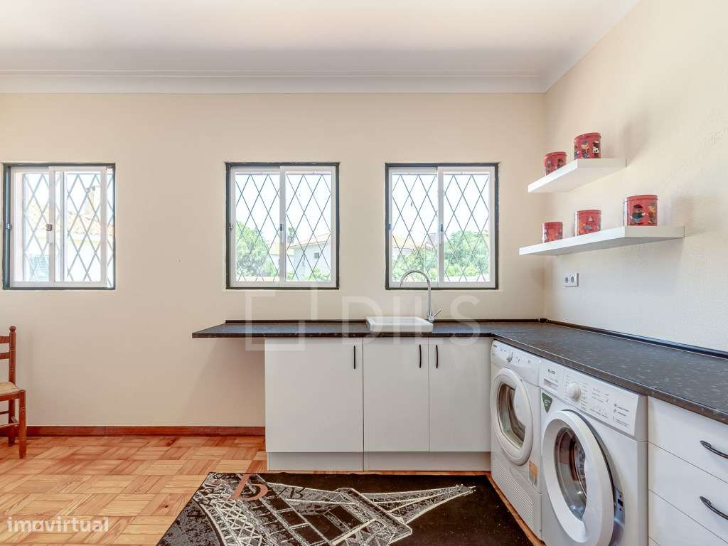Moradia T8 isolada, com jardim e piscina no centro da Parede-28