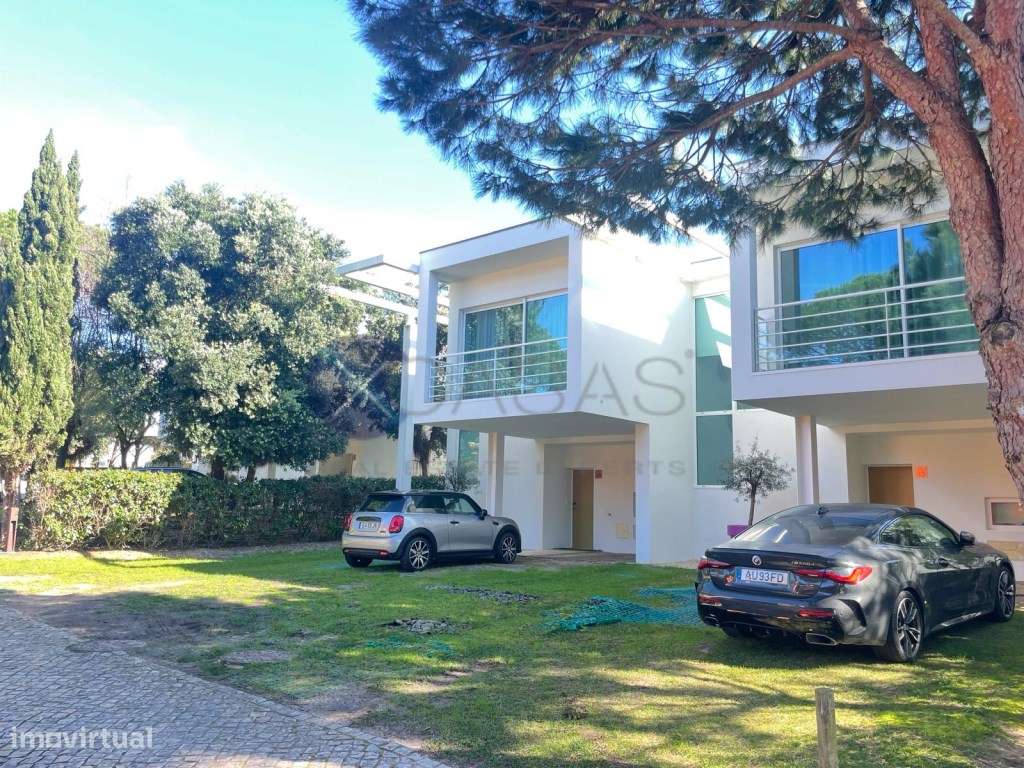 Charmosa moradia T2 em zona de prestigio na Quinta da Marinha. - Grande imagem: 3/18