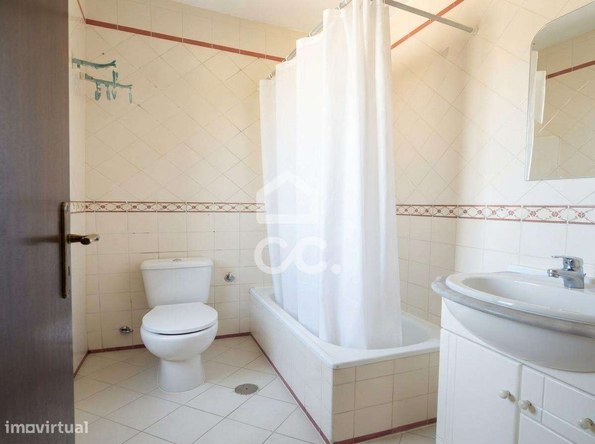 Prédio para investimento em Torres Novas com 3 apartamentos T0 e T1 em-29