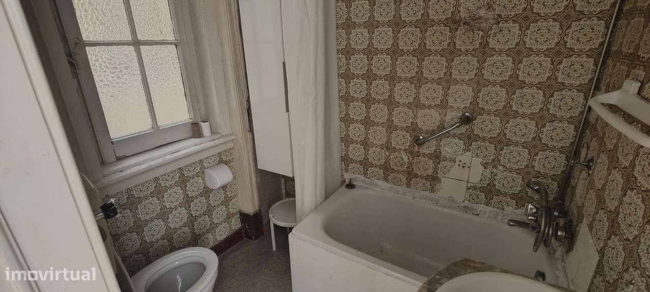 Apartamento T3 com varanda em Avenidas Novas, para remodelação total.-6