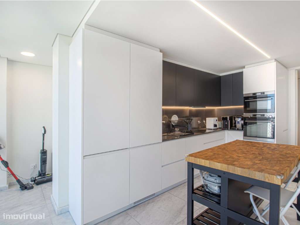 Apartamento T2 com varanda, estacionamento no Condomínio Infinity-8