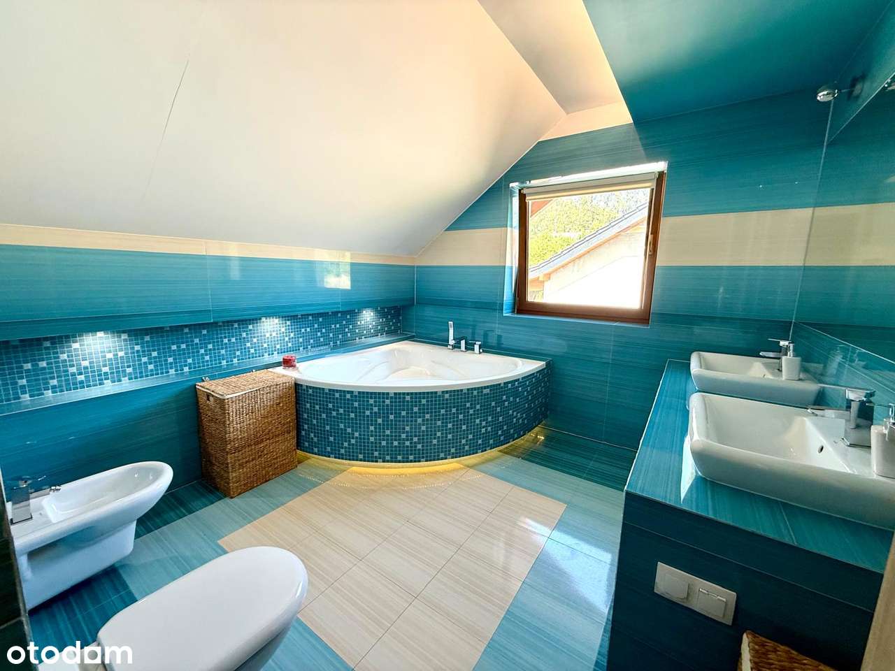 Duży dom do zamieszkania w Komarnie. Polecam-13