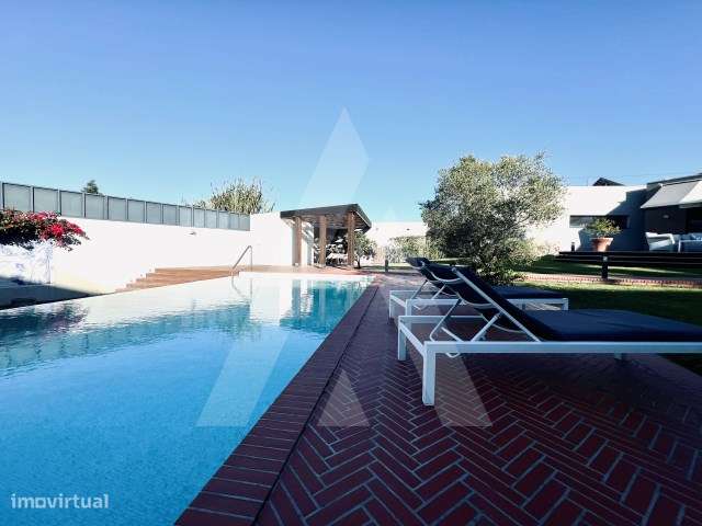 Moradia imponente com traça centenária, com piscina e jardim - Grande imagem: 4/31