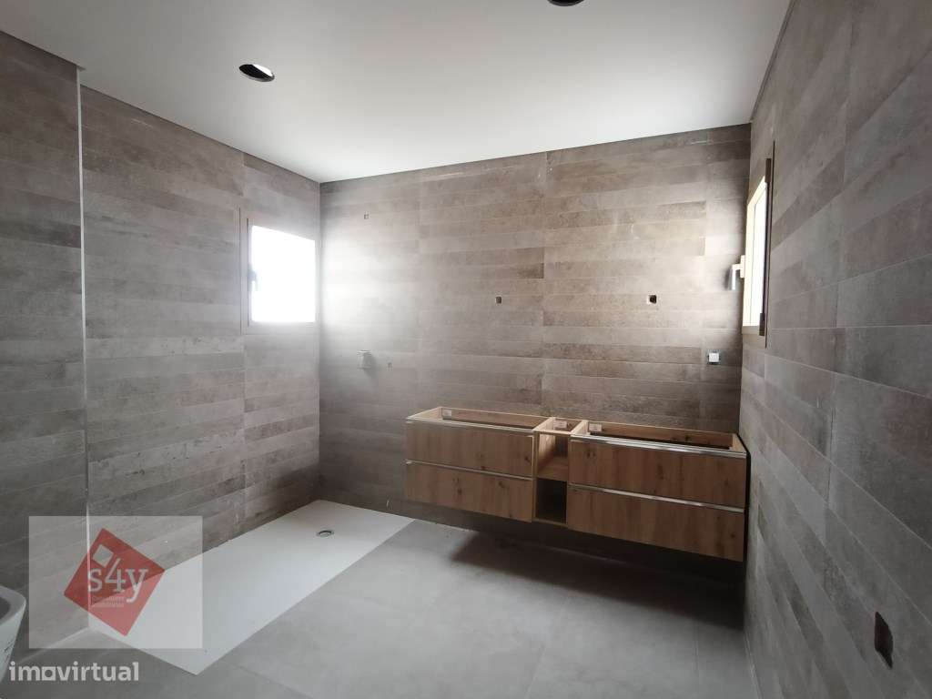 Dúplex com Terraço e Box - Novo - Montijo!-11