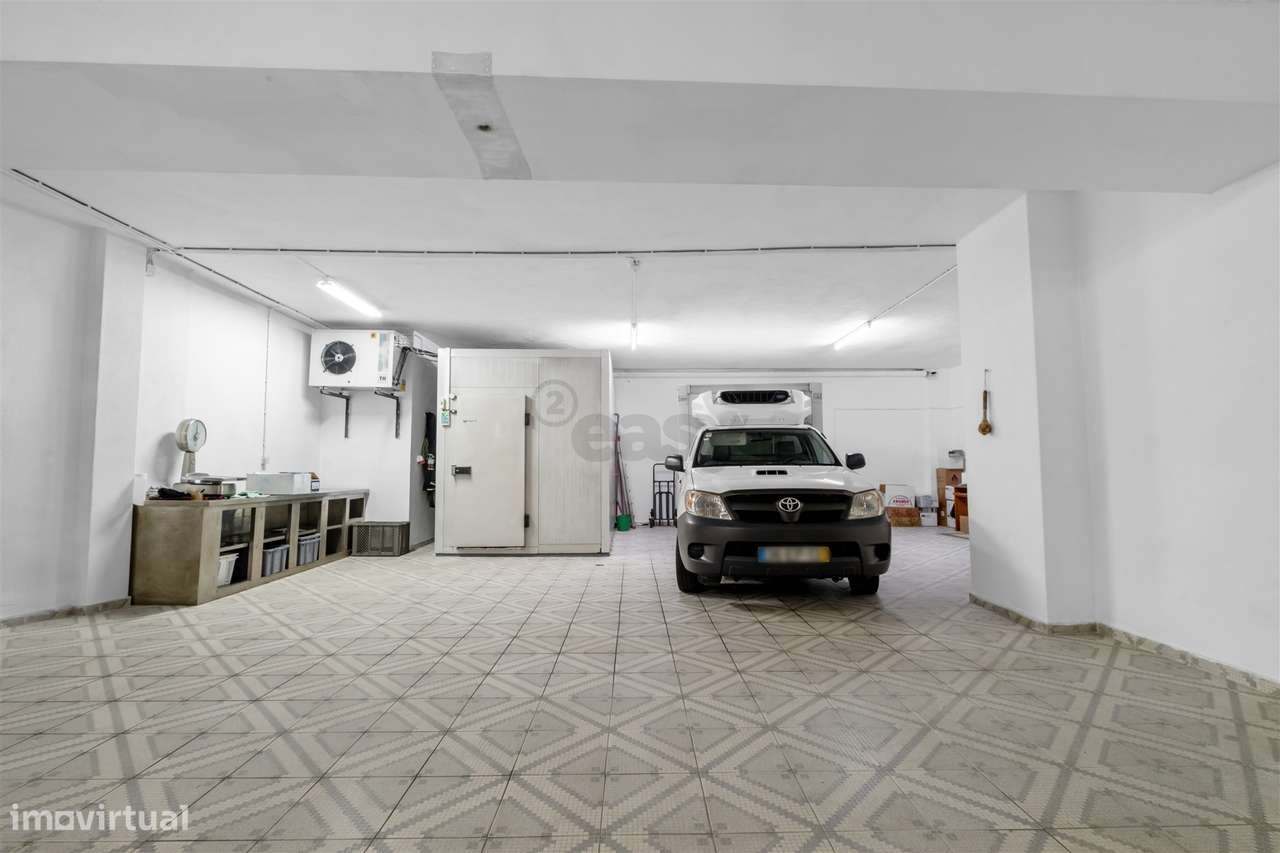 Armazém/Estacionamento Fechado – 155 m² – Tapada das Mercês-20