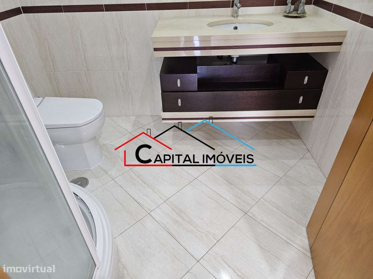 T3 com 4 Parqueamentos e Vista Desafogada-13