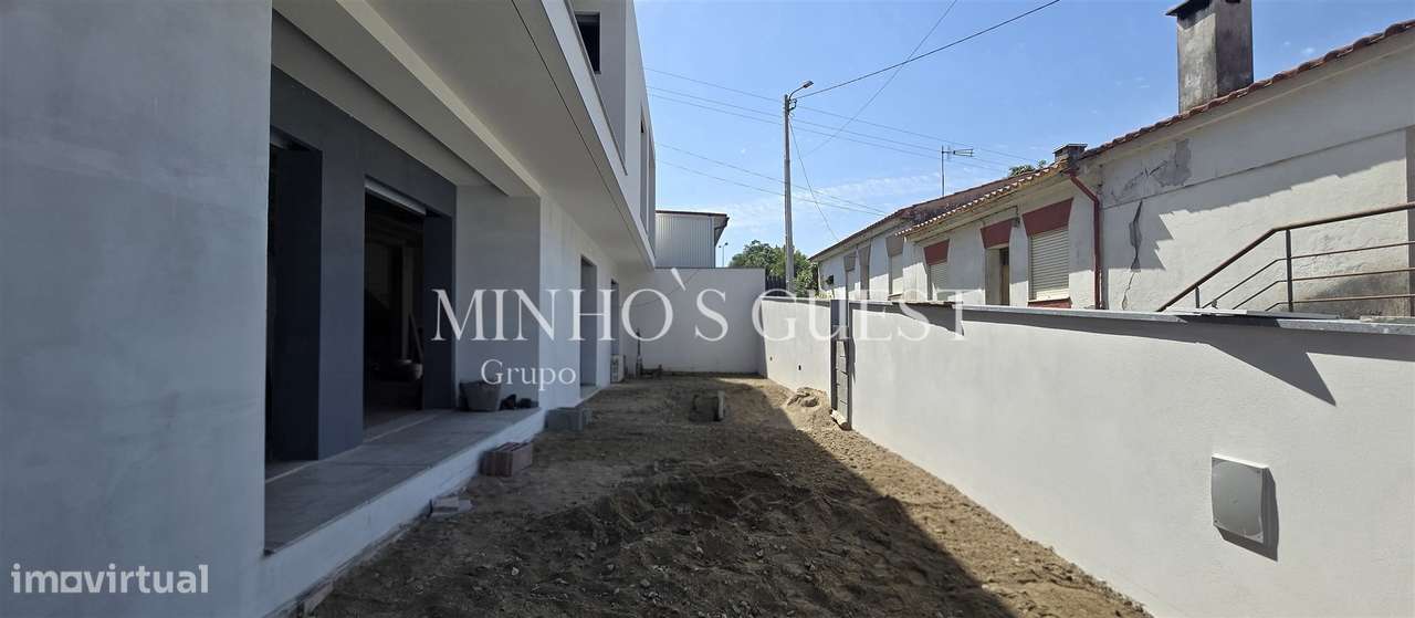 Moradia Individual V3+1 Nova c/ 3 Suites, Jardim e Possibilidade de Pi-16