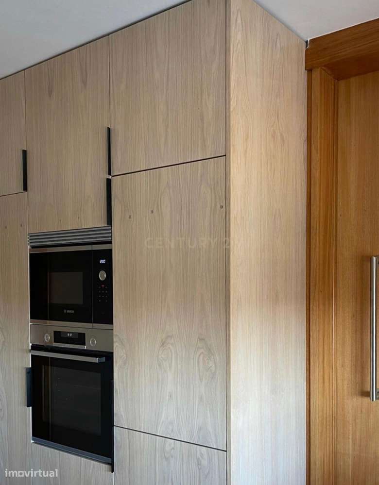 Exclusividade, Conforto e Design Contemporâneo: T3 Duplex no Último An-15