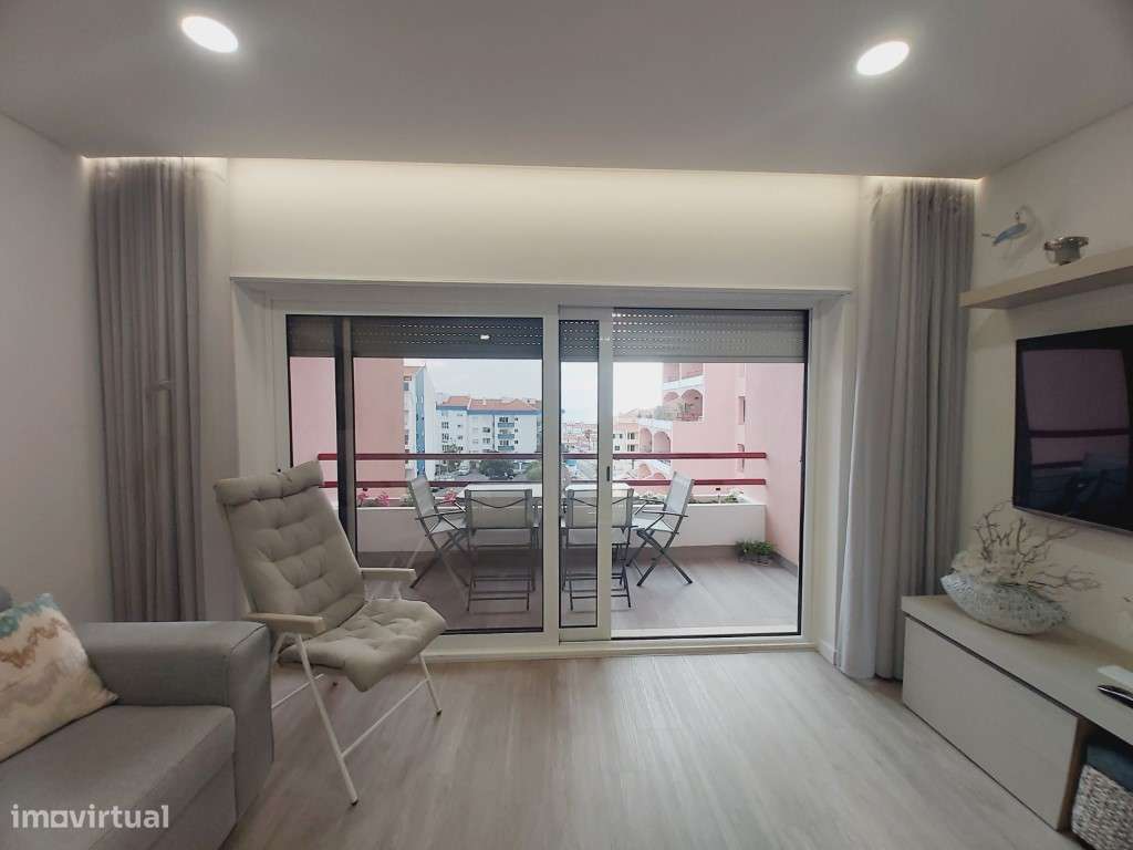 T2 remodelado em condomínio com piscina e campo de ténis-6