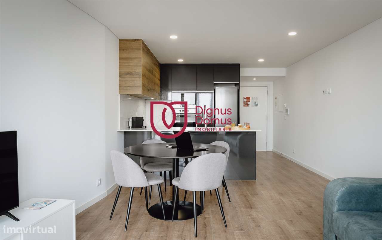 Duplex Renovado com Logradouro e Rendimento Garantido — Porto Centro-13