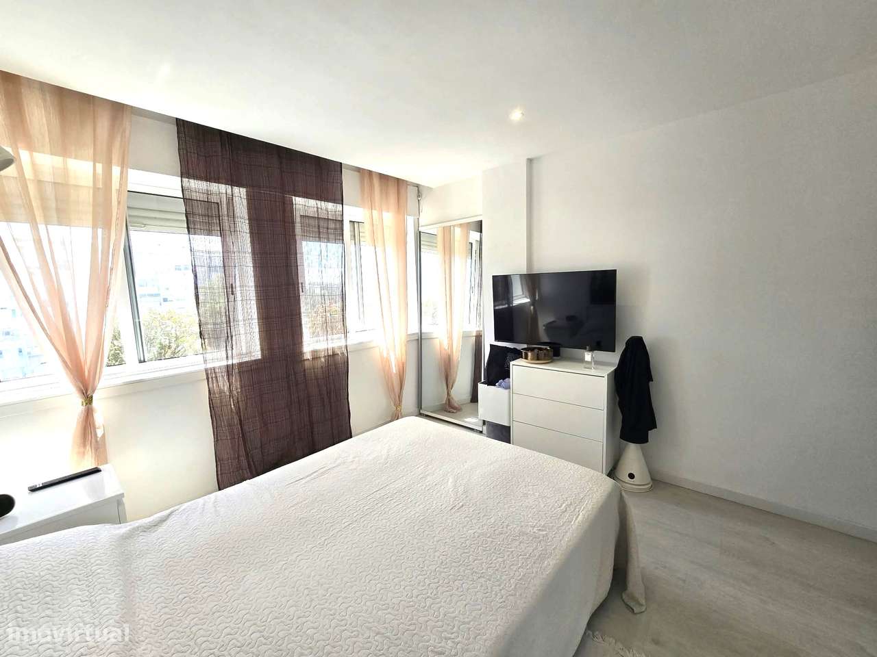 Excelente Apartamento T2 renovado com Open Space e Varanda - Almada-23