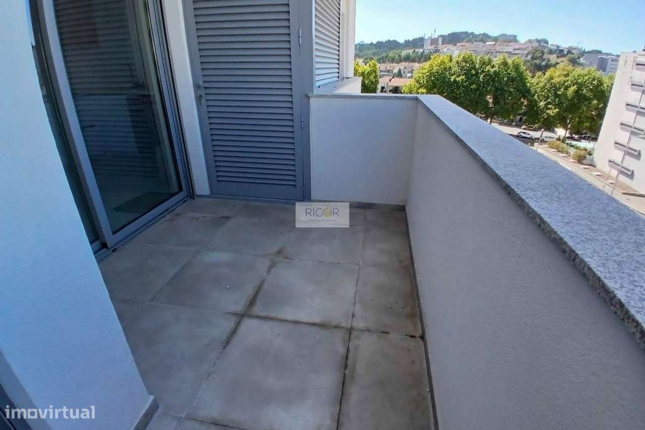Apartamento T3 novo com varanda à Santa Rita, pronto a habitar-8