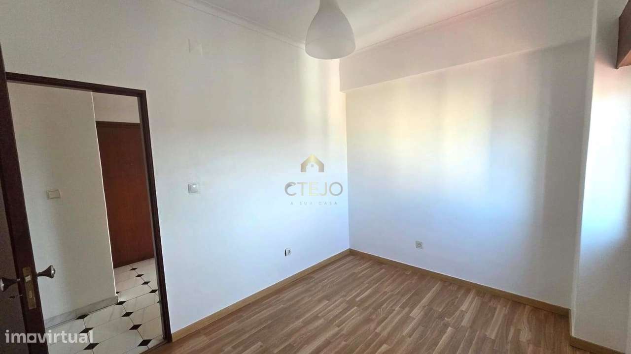 Apartamento T3 com Vista Rio em Sacavém-33