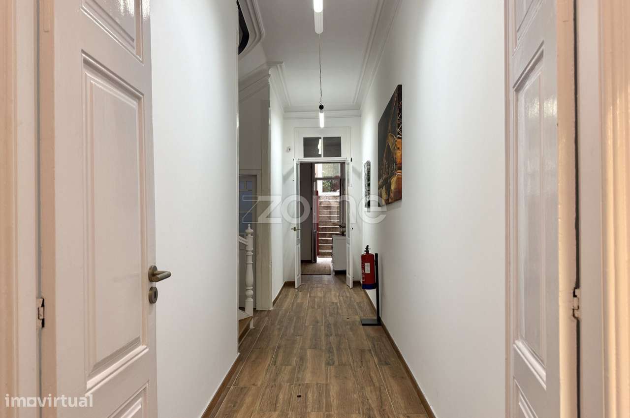 Prédio de 2 pisos com 4 T0s e logradouro, no centro de Gaia - Grande imagem: 4/37