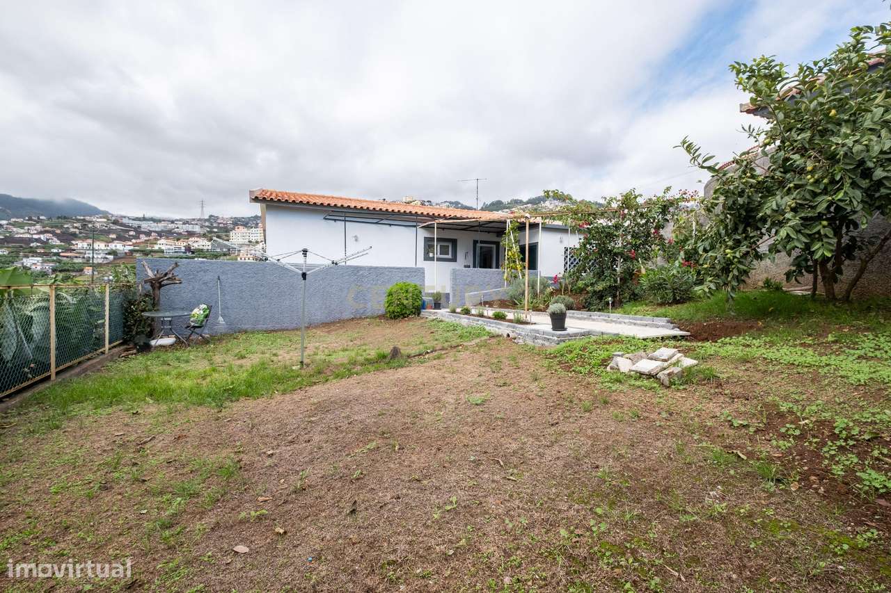 Moradia T2 Remodelada em Câmara de Lobos com Vista para o Pôr do Sol-38