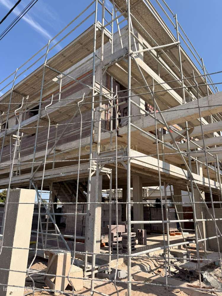 Moradia em construção com arquitetura contemporânea-13