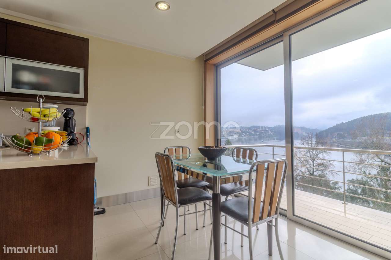 Moradia T3 | 3 Suítes e Piscina com Vista Rio-42