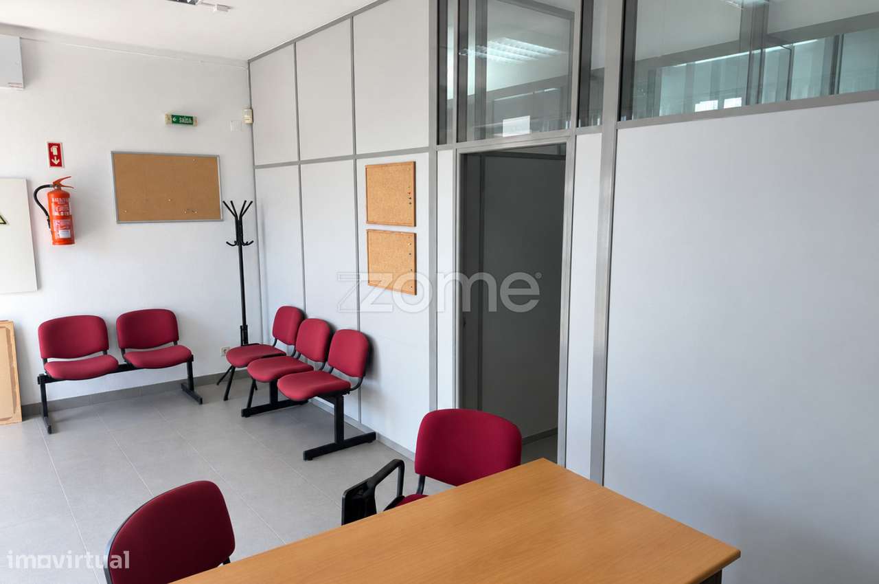 Loja de 108 m² com Potencial de Conversão em T3 – Santana, Sesimbra...-2