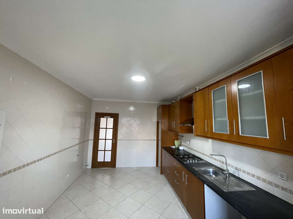 Oportunidade no Entroncamento: T3 de 165 m² com Garagem Boxe 237.000 €-6