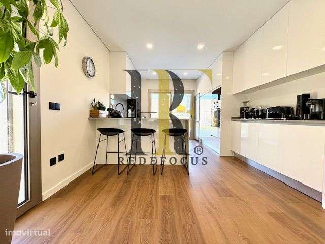 Moradia T4 de Luxo com Piscina e Jardim em Esmoriz-16