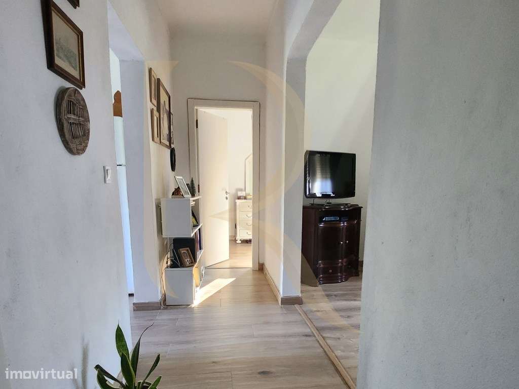 Moradia T3 transformada em T2 com Garagem, inserida num terreno de ...-20