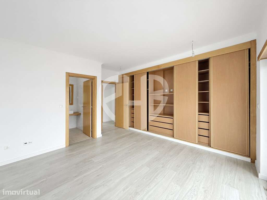 Exclusiva Moradia T5 de Arquitetura Contemporânea em Almada - Feijó-29