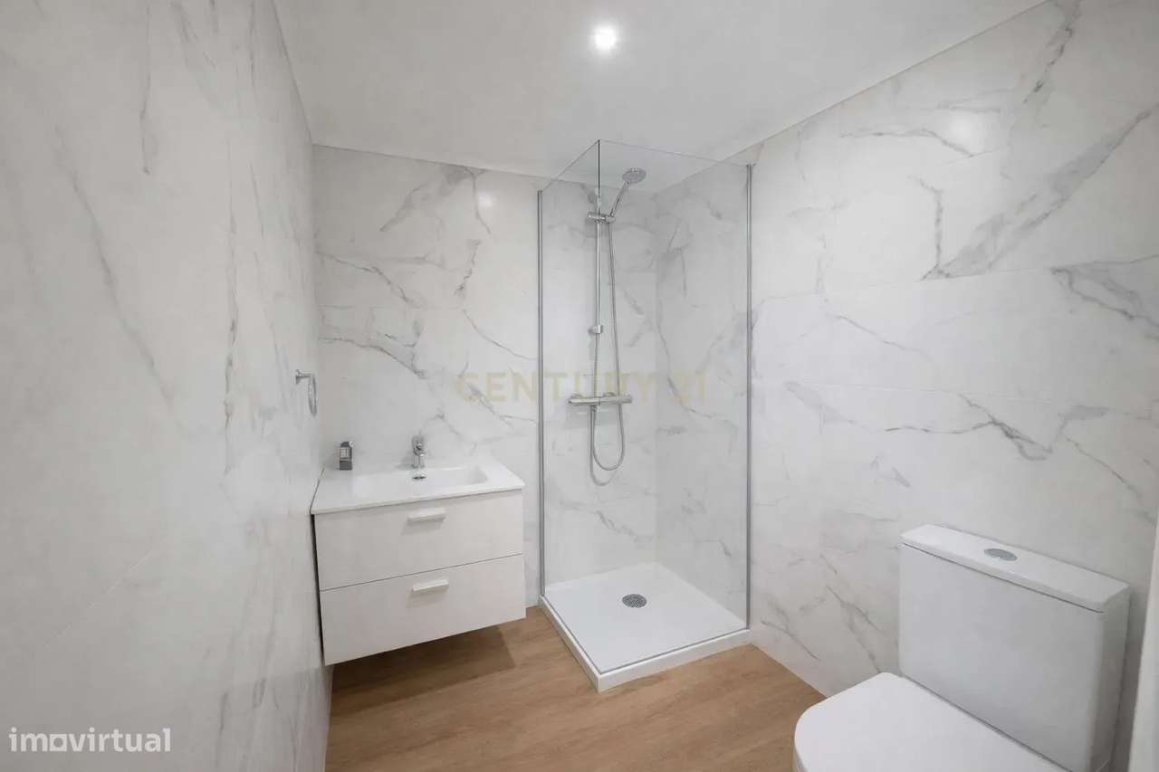 Garagem transformada em T1 Duplex – Totalmente remodelada - Grande imagem: 4/8