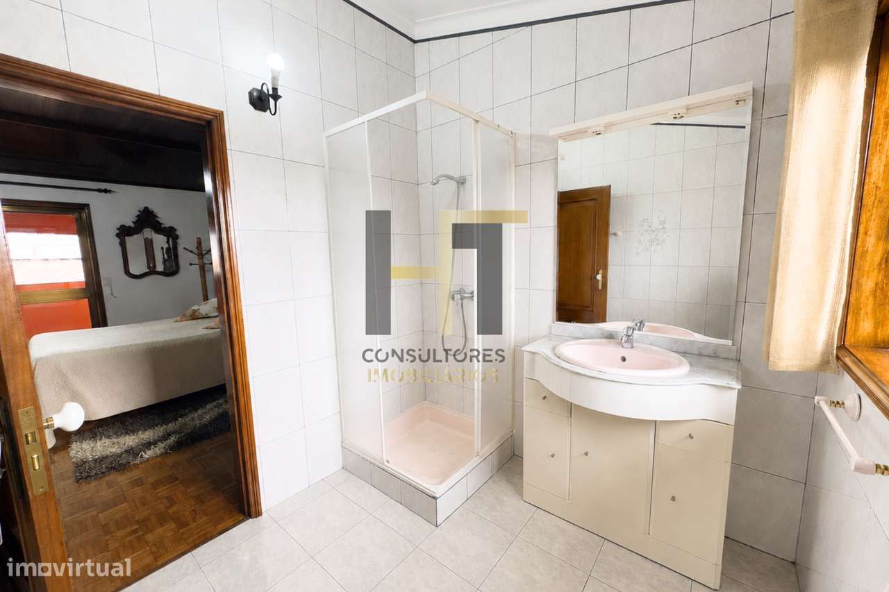 Moradia T4 em Lousada | 312m², 542m² de Terreno e Garagem para 3 Car-18