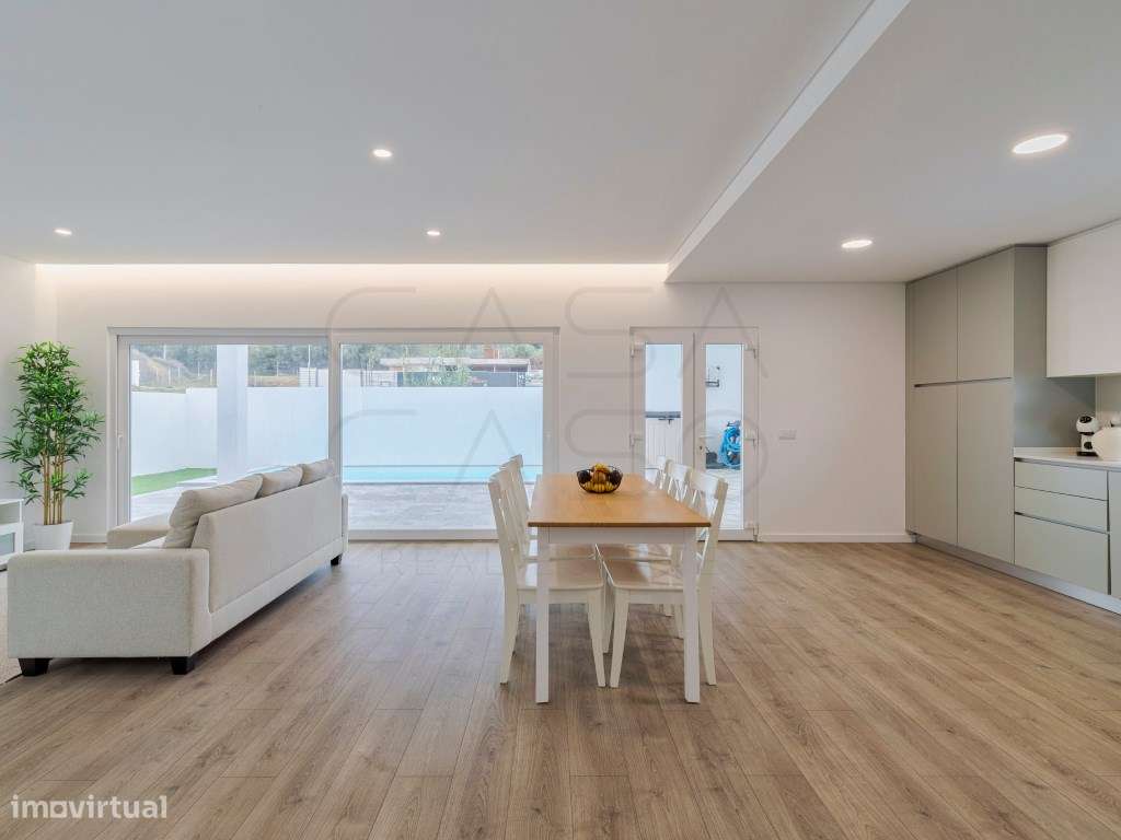 Moradia com 4 quartos, 3 WC's, piscina, parqueamento para 3 carros,... - Grande imagem: 5/33