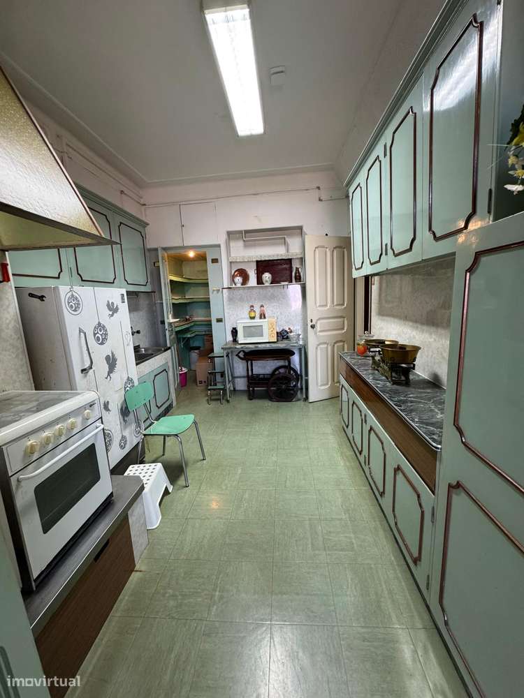 Charmoso Apartamento Familiar de Época com Excelente Potencial-21
