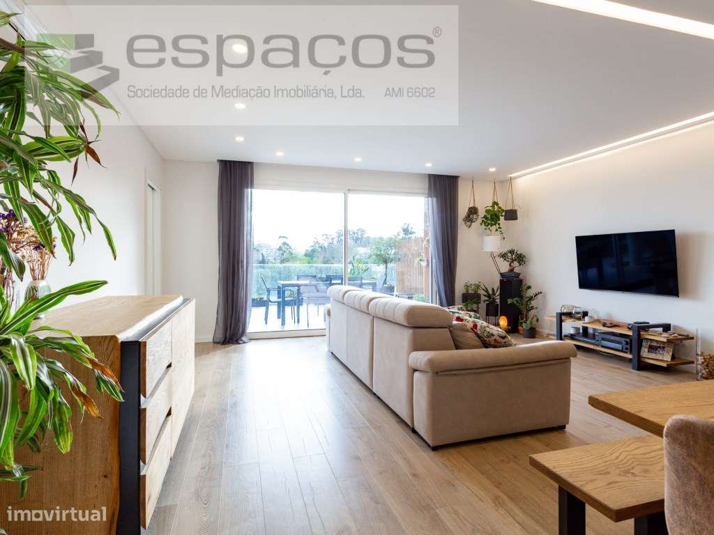 T3 com Terraço amplo e orientação solar a sul e vista desafogada.-29