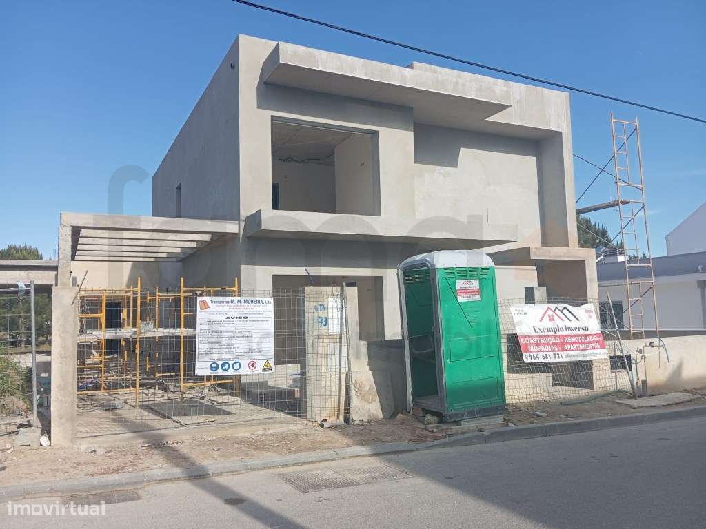 Moradia T3 com jardim e piscina em zona residencial tranquila-54