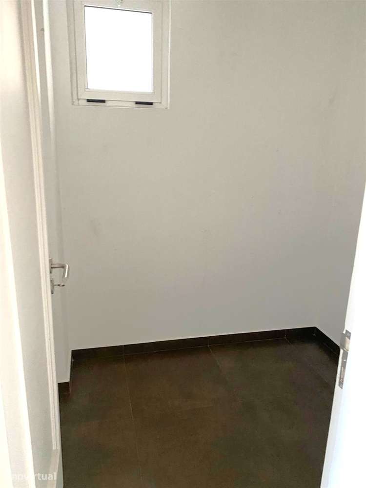 Apartamento T4 c/ varanda renovado à Av. da Boavista-10