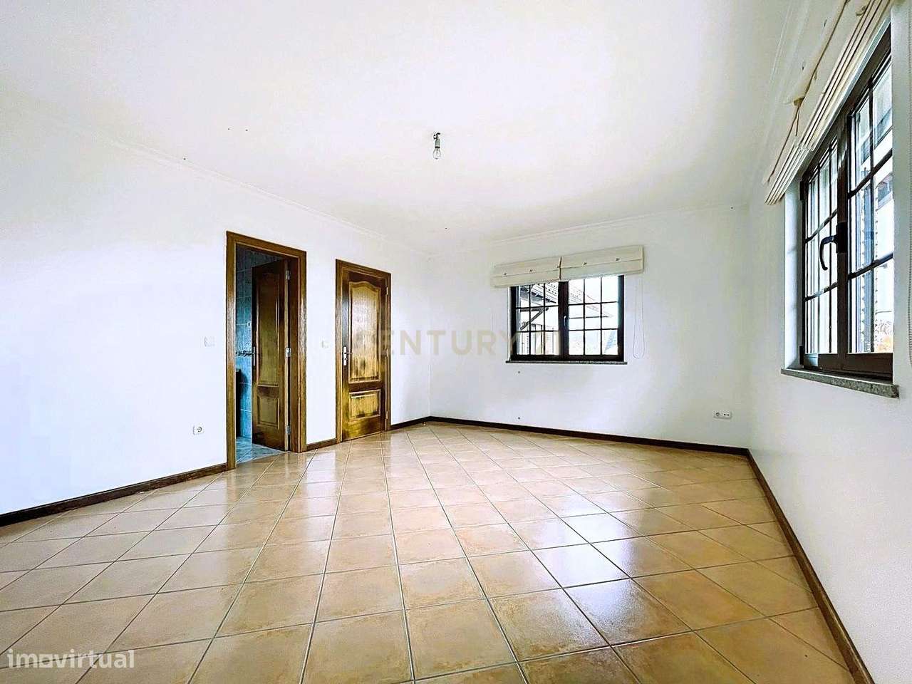 Moradia com arquitetura distinta e enorme potencial em Santa Comba Dão - Grande imagem: 5/28