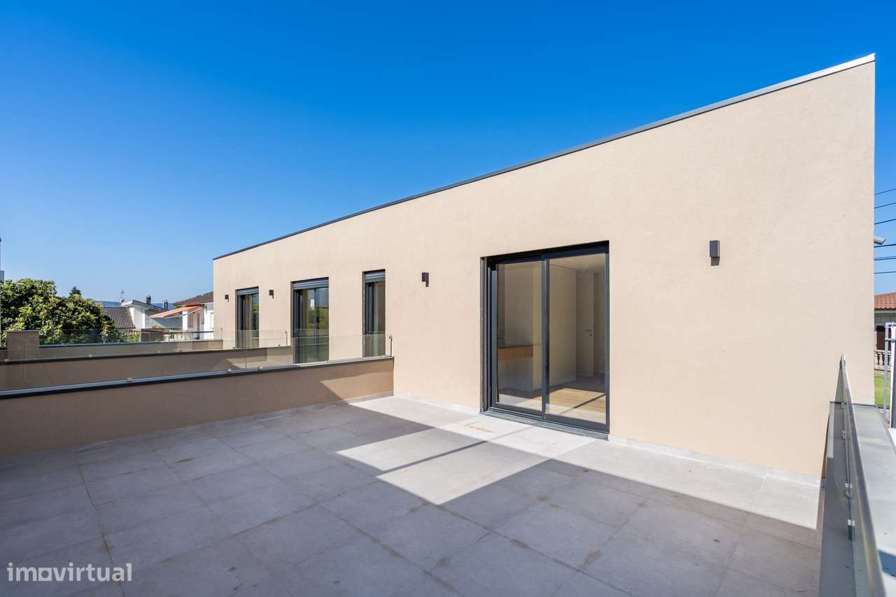 Moradia T3 de Luxo com 3 Suítes, Escritório e Piscina-30