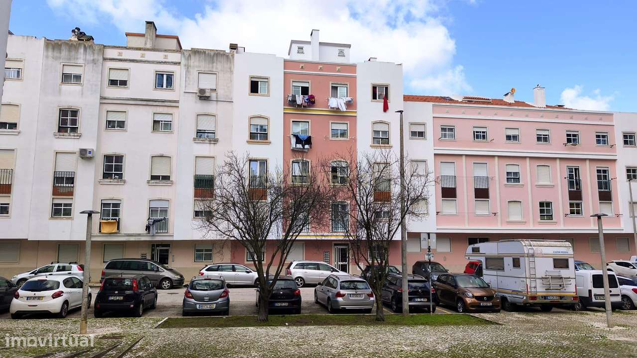 Apartamento T2 com Luz Natural e Localização Tranquila-11