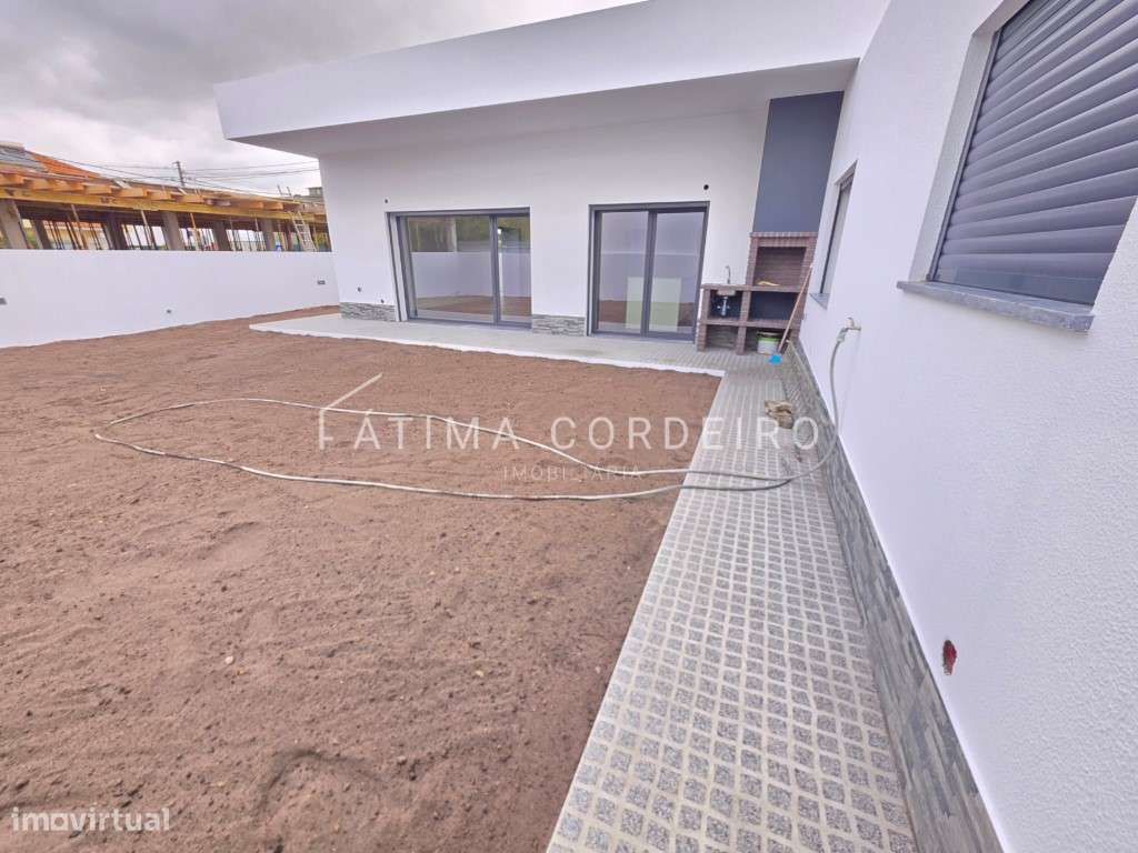 Fantástica Moradia Isolada Térrea T4 Fernão Ferro-23