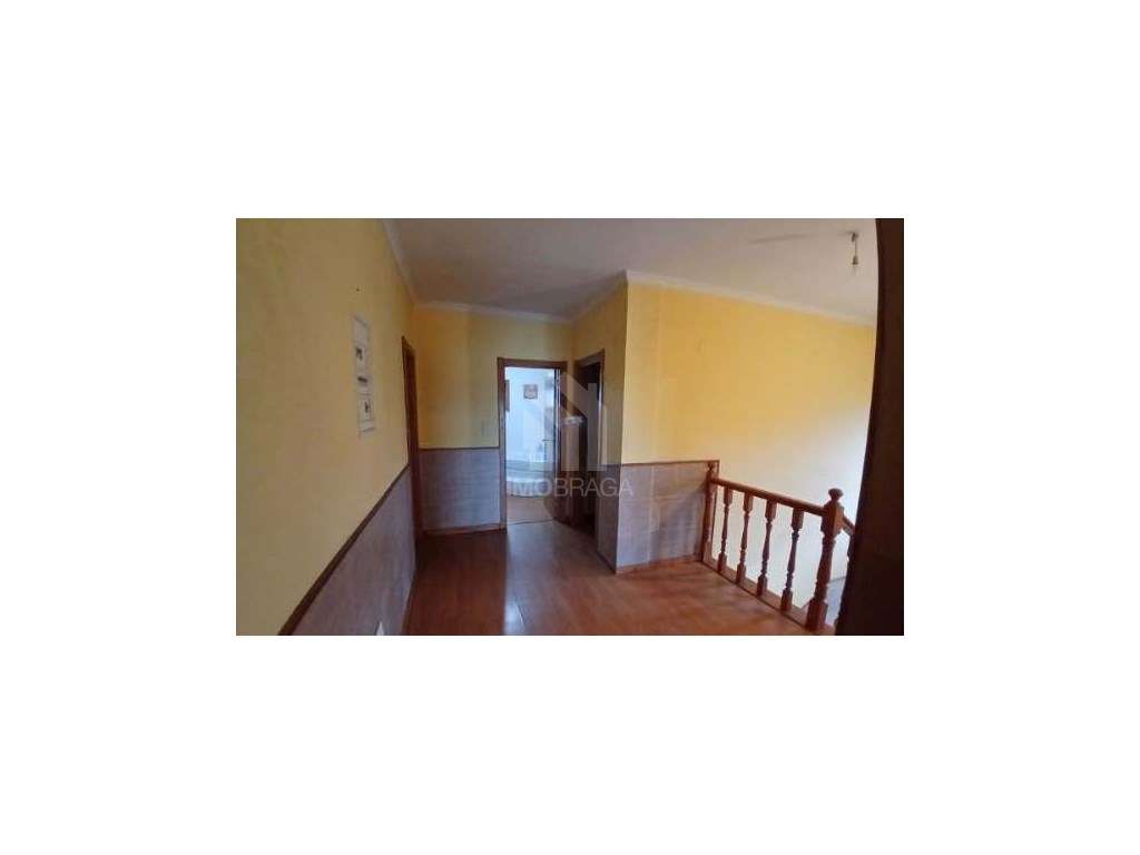 Moradia individual T4 situada em Alijó, no distrito de Vila Real-9