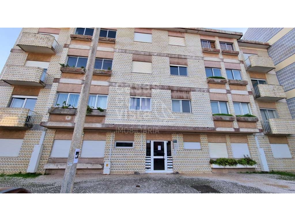 Apartmento T3+1 encontra-se situado numa das zonas mais nobres e ce...-7