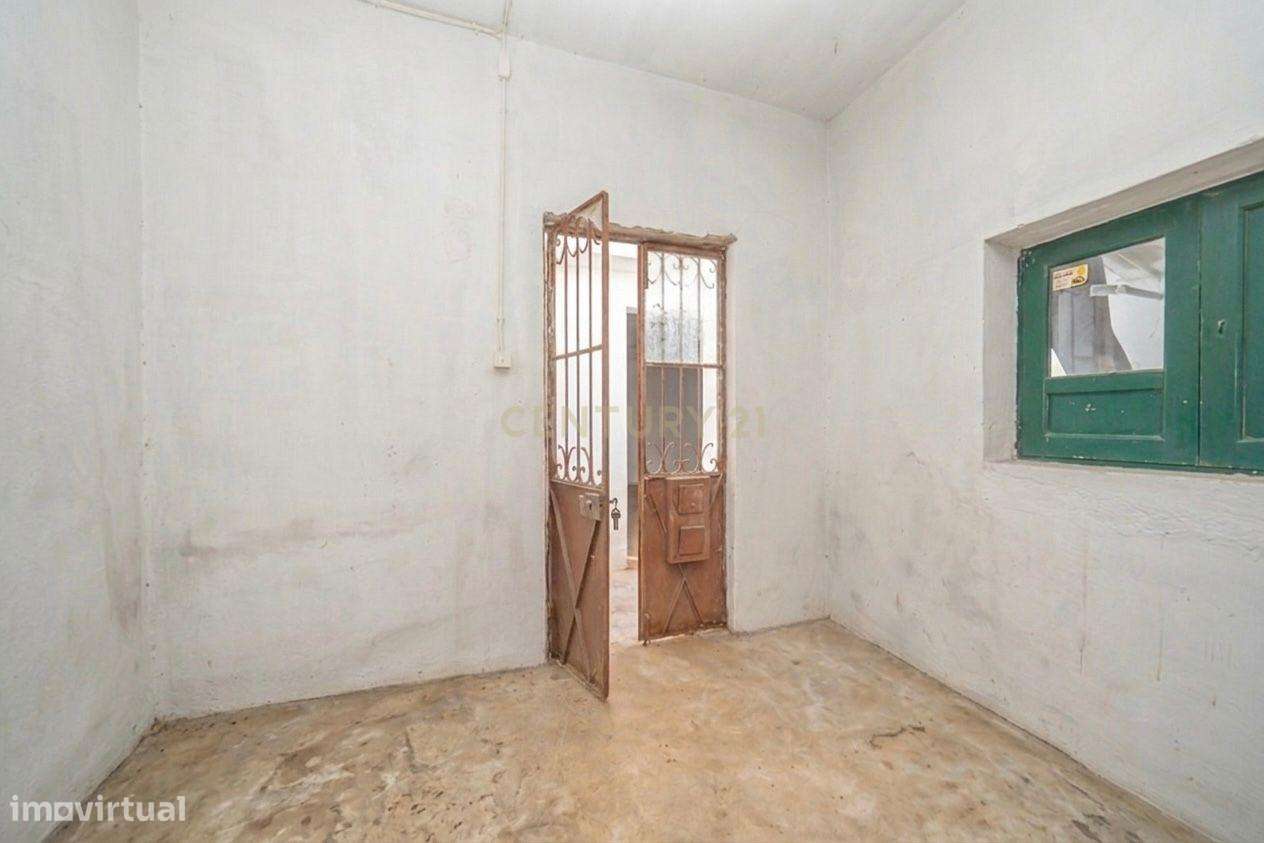 Moradia T2 com Terraço, Quintal e Vista Rio no Casal das Figueiras, Se-25
