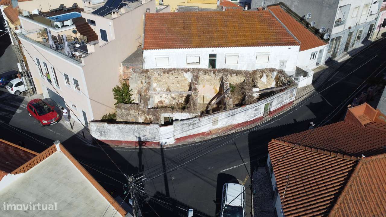Prédio em Ruína para Reabilitação Total – Oportunidade em Fanhões, Lou-0