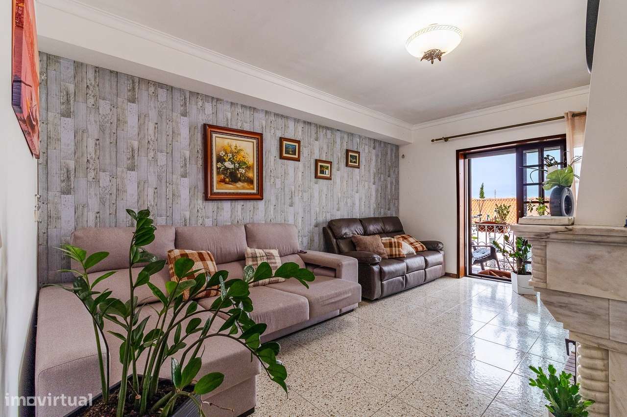 T3 de Excelência com T0 Independente, Garagem Fechada e 3 Lugares de E-8
