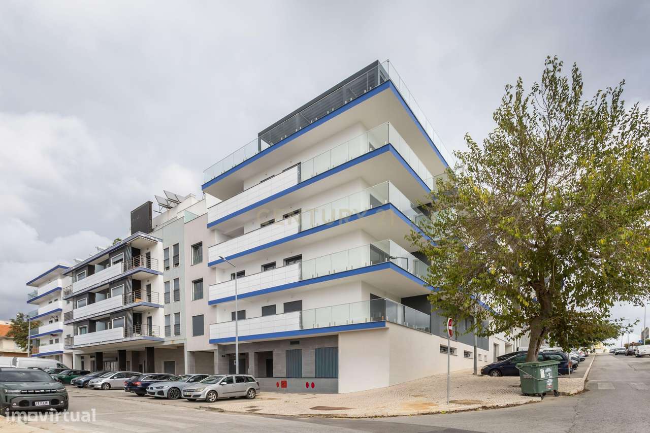 Dois Apartamentos Modernos (T3 + T2) na Qta. do Desembargador – Feijó-18