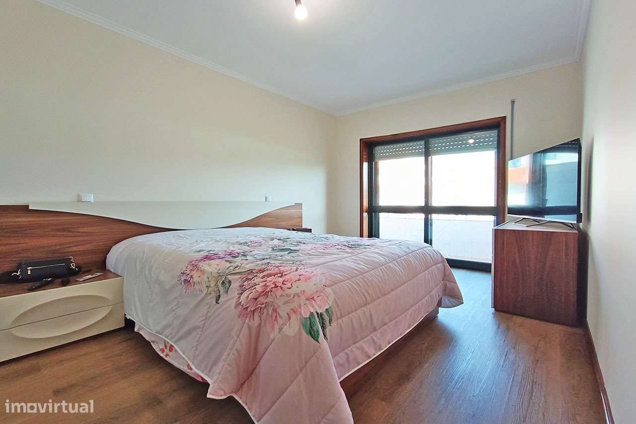 Apartamento T3 Renovado c/áreas generosas Paços de Brandão-12