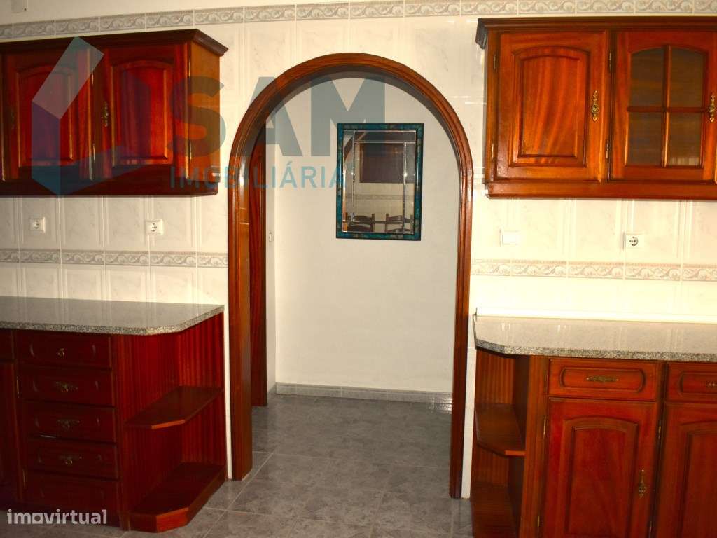 Moradia T4, localizada em Maxial-9