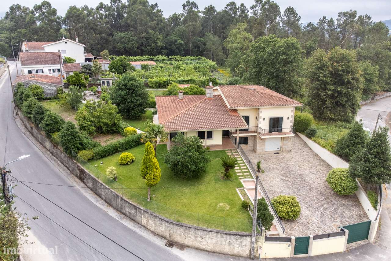 Moradia T4 Independente + T0 em Lago, Amares - Oportunidade Única!-0