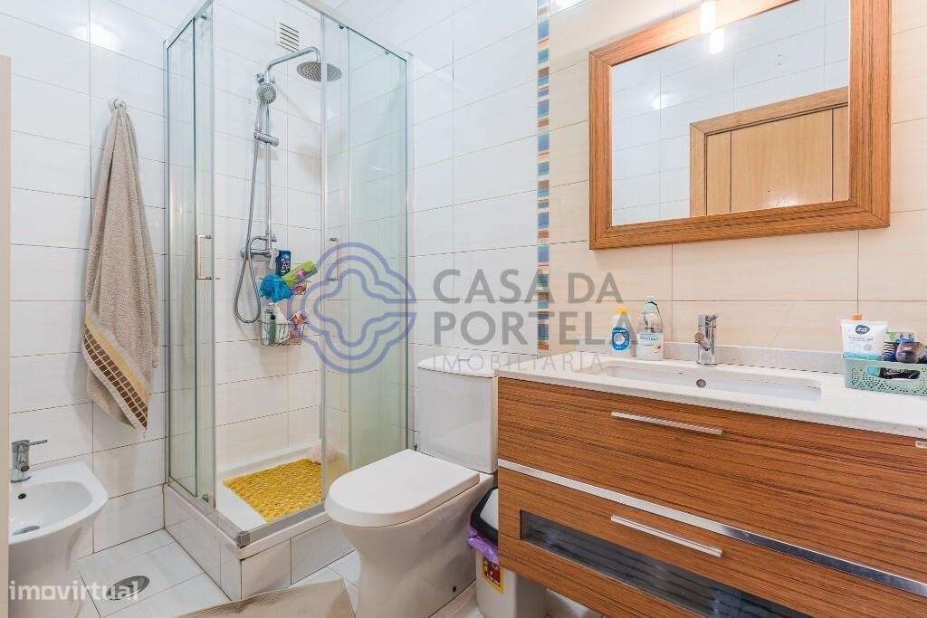 Apartamento T4 com 2 lugares de estacionamento, arrecadação e dois ter-18