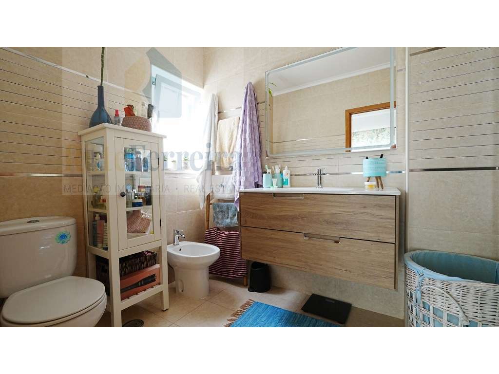 Moradia T3 localizada em São Pedro da Cadeira com jardim-20