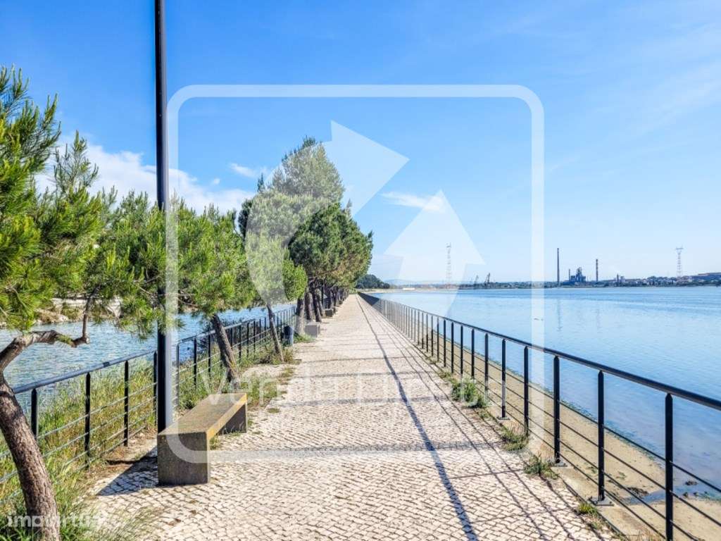 Moradia T4 Duplex com Logradouro perto da Estação Fluvial do Barreiro.-17