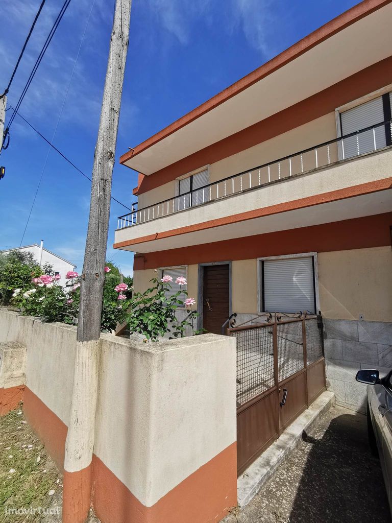 Propriedade com 3 Casas de Habitação e vários anexos - M2921/23